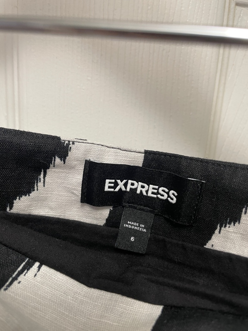 Express Knee Length Black and White Cotton Abstract Print Pencil Skirt - Picture 2 of 6